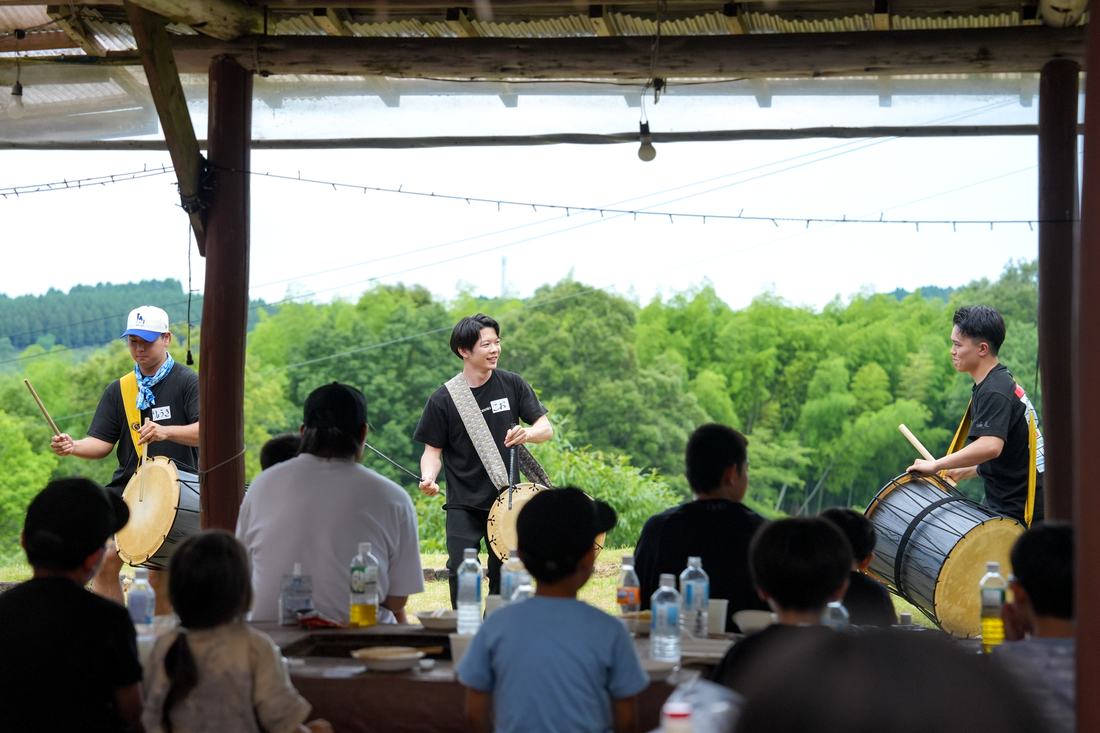 屋外ステージでの演奏と観客
