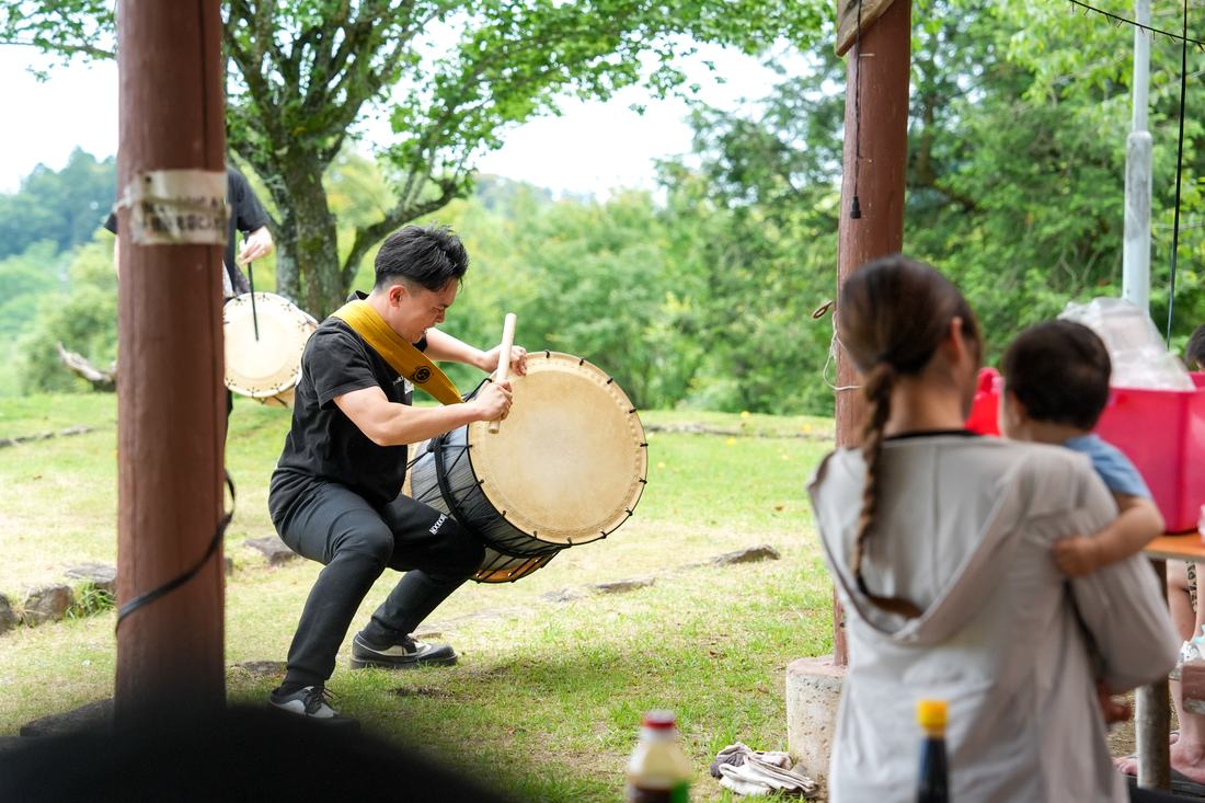担ぎ太鼓を打ちながら移動する演者