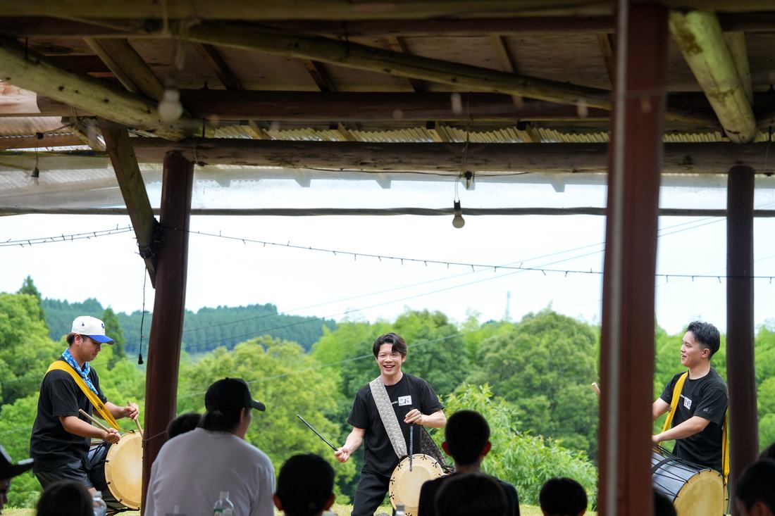 観客の目の前での演奏
