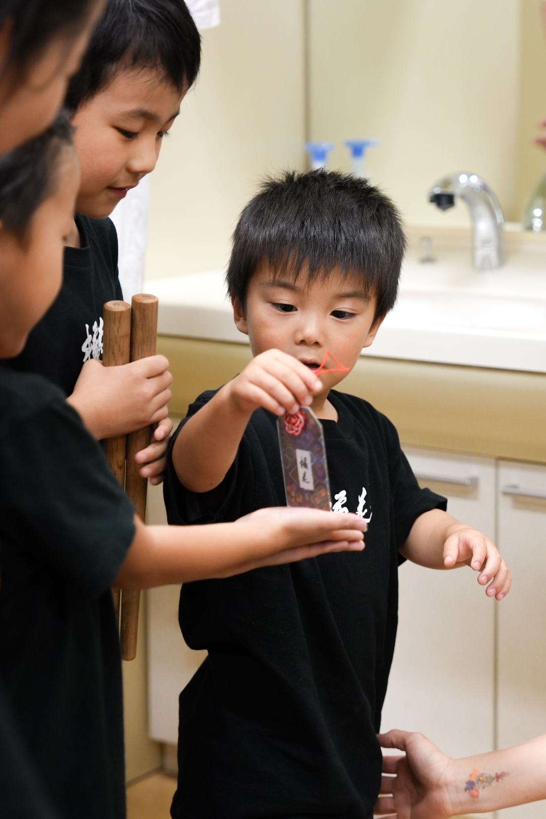 バチを手にした子どもたち