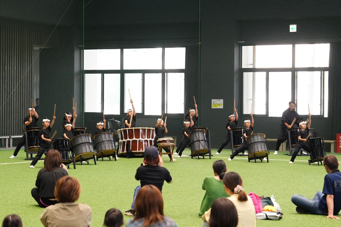 観客が見守る中での演奏