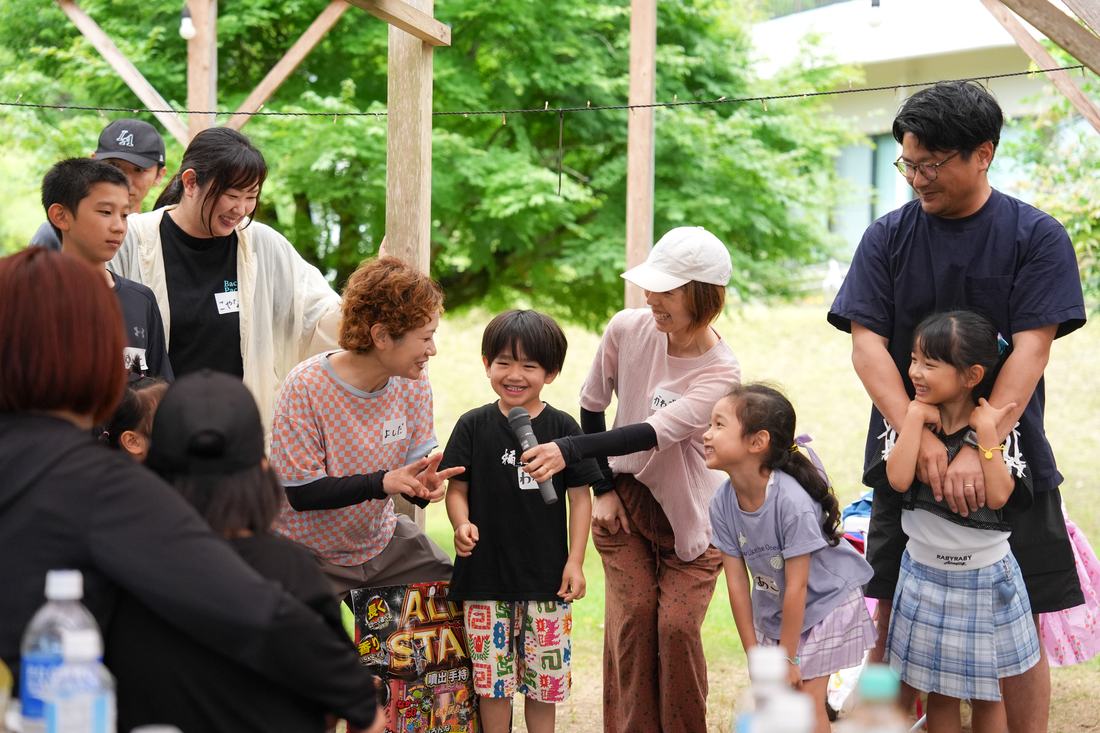 家族や仲間と笑い合う交流のひととき