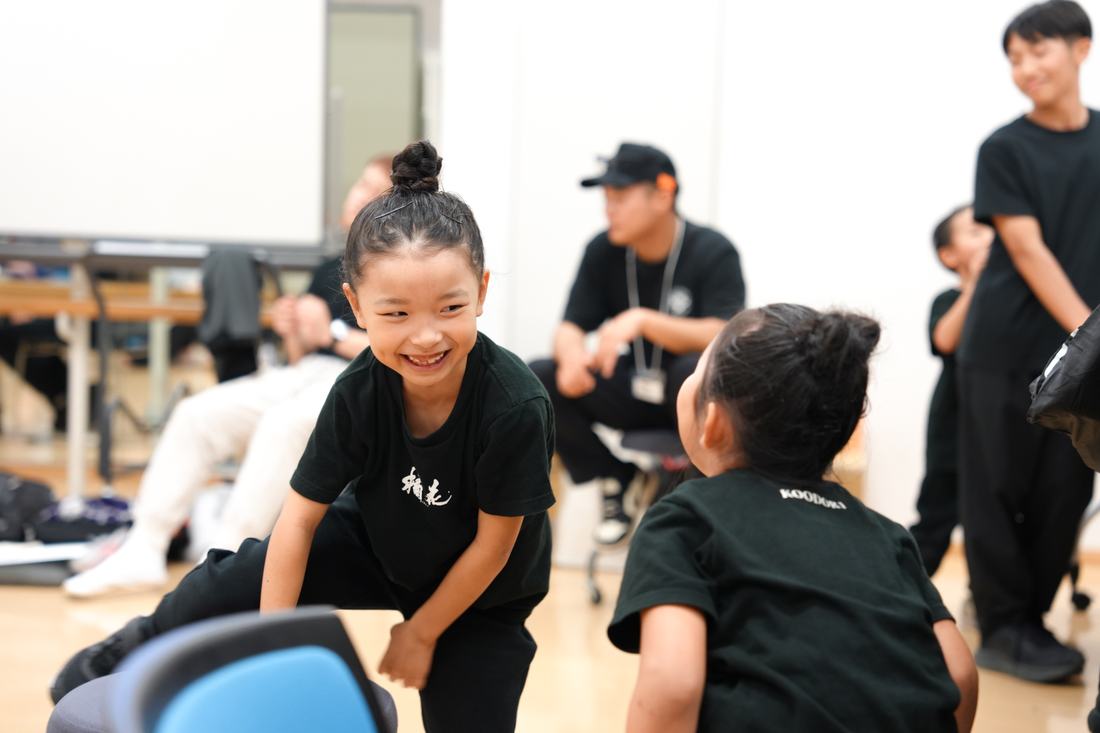 控室で笑顔を見せる子ども